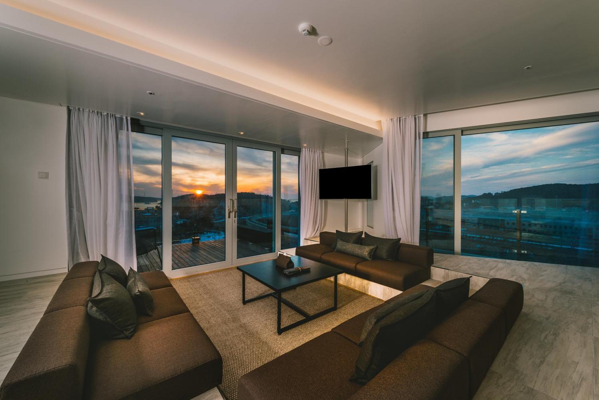Nest Hotel Incheon Ngoại thất bức ảnh A living room at the Ritz-Carlton